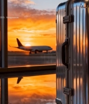  机场窗边夕阳下的行李箱5094#竖屏 	 