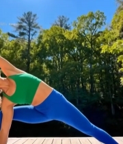  户外女子做瑜伽健身素材6701#竖屏 	 