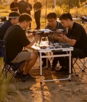  户外人员组装调试无人机7230#竖屏 	 