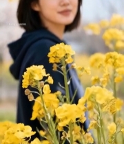  户外微笑女子与黄色花卉7283#竖屏 	 