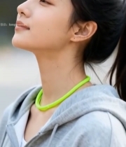  户外扎马尾的年轻女性1590#竖屏 	 