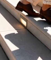  人物步行上台阶画面5010#竖屏 	 