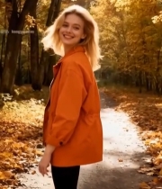  秋日林中微笑的金发女子121#竖屏 	 