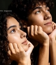  青年男女托腮凝望素材1968#竖屏 	 