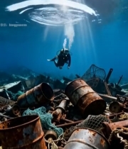  潜水员海底探索水下垃圾场景1969#竖屏 	 