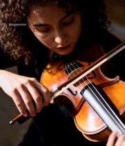  女子专注拉小提琴(1)7183#竖屏 	 