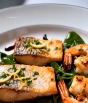  盘中煎鱼与虾仁美食素材458#竖屏 	 