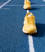  跑道上排列的黄色运动鞋6546#竖屏 	 