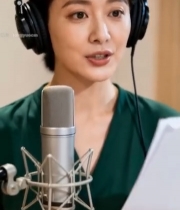  女性录音棚内对着麦克风念稿5260#竖屏 	 