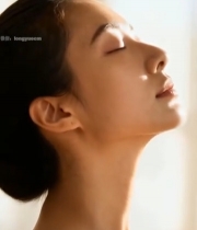  女性闭眼合十做冥想姿态3674#竖屏 	 