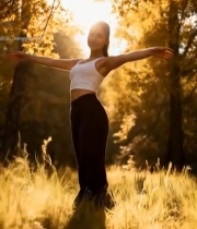 女子森林中舒展双臂享受阳光6587#竖屏 	 