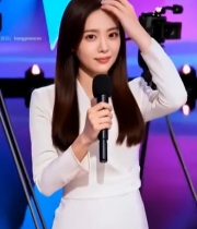  女子手持麦克风舞台近景5432#竖屏 	 