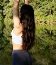  女子湖畔户外做瑜伽4055#竖屏 	 