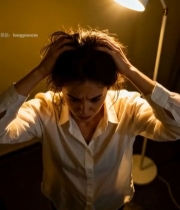  女子灯下抓头发焦虑场景4103#竖屏 	 