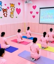  女性在粉色房间内集体跪坐学习3157#竖屏 	 