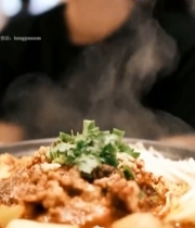  女子餐厅用餐微笑特写3196#竖屏 	 