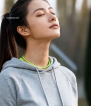  女子户外闭眼放松休憩画面4628#竖屏 	 