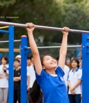  女学生户外做引体向上4762#竖屏 	 