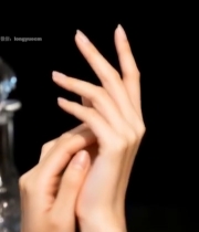  女性手部展示与美甲特写2407#竖屏 	 