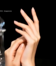  女性手部展示与美甲特写2407#竖屏 	 