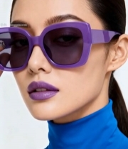 女性佩戴紫色时尚太阳镜特写801#竖屏 	 
