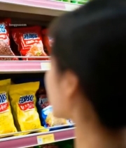  女性超市内挑选商品4786#竖屏 	 