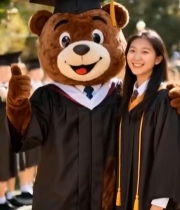  女生与毕业熊玩偶校园合影1796#竖屏 	 
