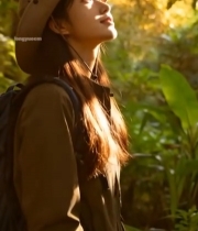  女孩森林中仰头享受阳光3340#竖屏 	 