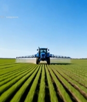  农田中拖拉机喷洒作业画面6920#竖屏 	 