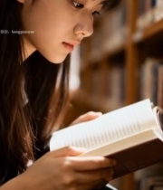  女孩图书馆内专注读书4035#竖屏 	 