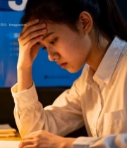  女孩灯下学习面露疲惫7276#竖屏 	 
