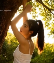  女孩树林中倚树姿态特写234#竖屏 	 