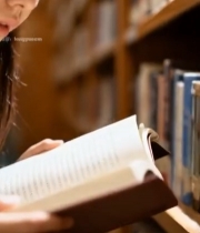  女孩在书架前专注阅读书籍4517#竖屏 	 