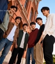  年轻人在红砖建筑前合影(1)7586#竖屏 	 