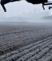  农田上空飞行的无人机6574#竖屏 	 