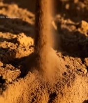  农民双手捧撒土壤素材3408#竖屏 	 