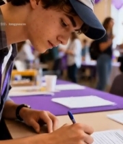  年轻人室内伏案书写1893#竖屏 	 