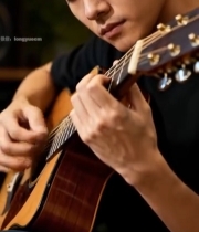  男子专注弹奏吉他(1)6094#竖屏 	 
