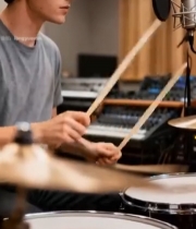  男子在录音室演奏架子鼓(1)3136#竖屏 	 