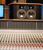  男子在录音室操作设备竖大拇指(1)7225#竖屏 	 