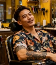  男子在理发店放松微笑5345#竖屏 	 