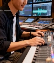  男子在录音室操作调音台288#竖屏 	 