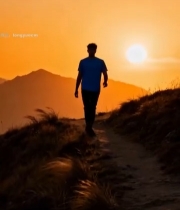  男子山间夕阳下独行3800#竖屏 	 