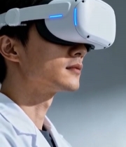  男子佩戴眼镜体验虚拟现实4794#竖屏 	 