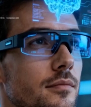  男子佩戴智能眼镜体验科技6250#竖屏 	 