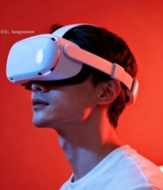  男子佩戴眼镜体验虚拟现实(1)5708#竖屏 	 