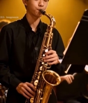  男子演奏萨克斯现场3423#竖屏 	 