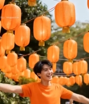  男子于灯笼下欢呼庆祝1505#竖屏 	 