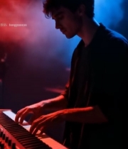  男子舞台弹奏电子琴7443#竖屏 	 