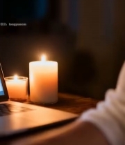  男子室内使用笔记本电脑4157#竖屏 	 